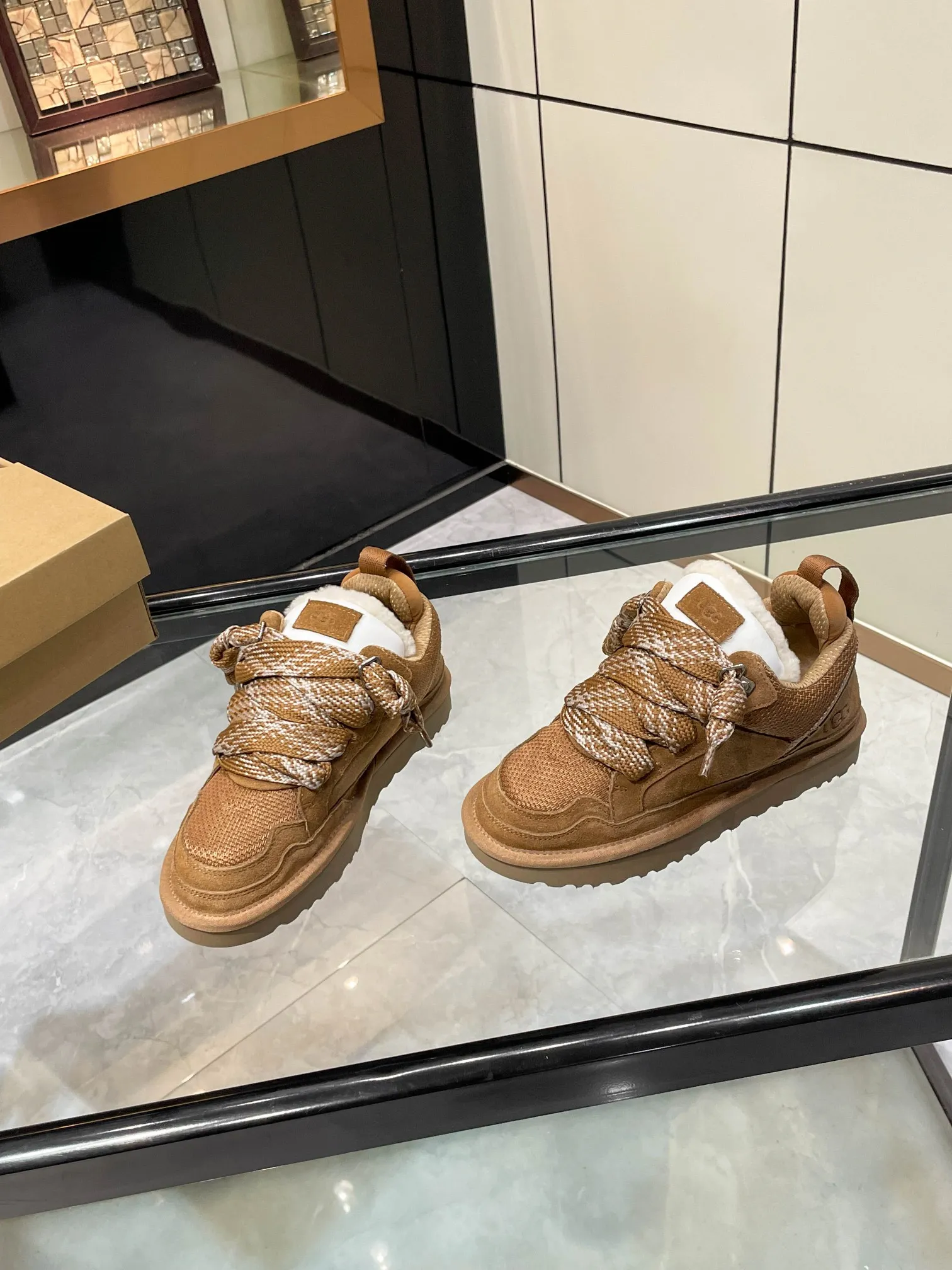 Men's men's shoes P540! UGG~25vs popular platform thick-soled casual shoes series... [Round-toe thick-soled casual shoes] A shoe that does not clash with shirts, simple partition design ➕ spotted outsole, silk curls on the upper, a must-have for autumn and winter, can be worn with any pants or skirt, very comfortable and beautiful on the feet... ❶Material: Original customized cow ➕Breathable mesh ❷Inner lining: Original customized wool ❸ Foot pads: Original customized sheepskin ❹Outsole: Original molded wear-resistant velvet foam outsole ❺Number of codes: 35-41 ❻Packaging: Original full set of packaging ☀Color: Official website updated simultaneously
